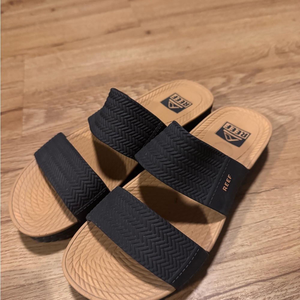 Reef Dual-Tone Black and Tan Slides